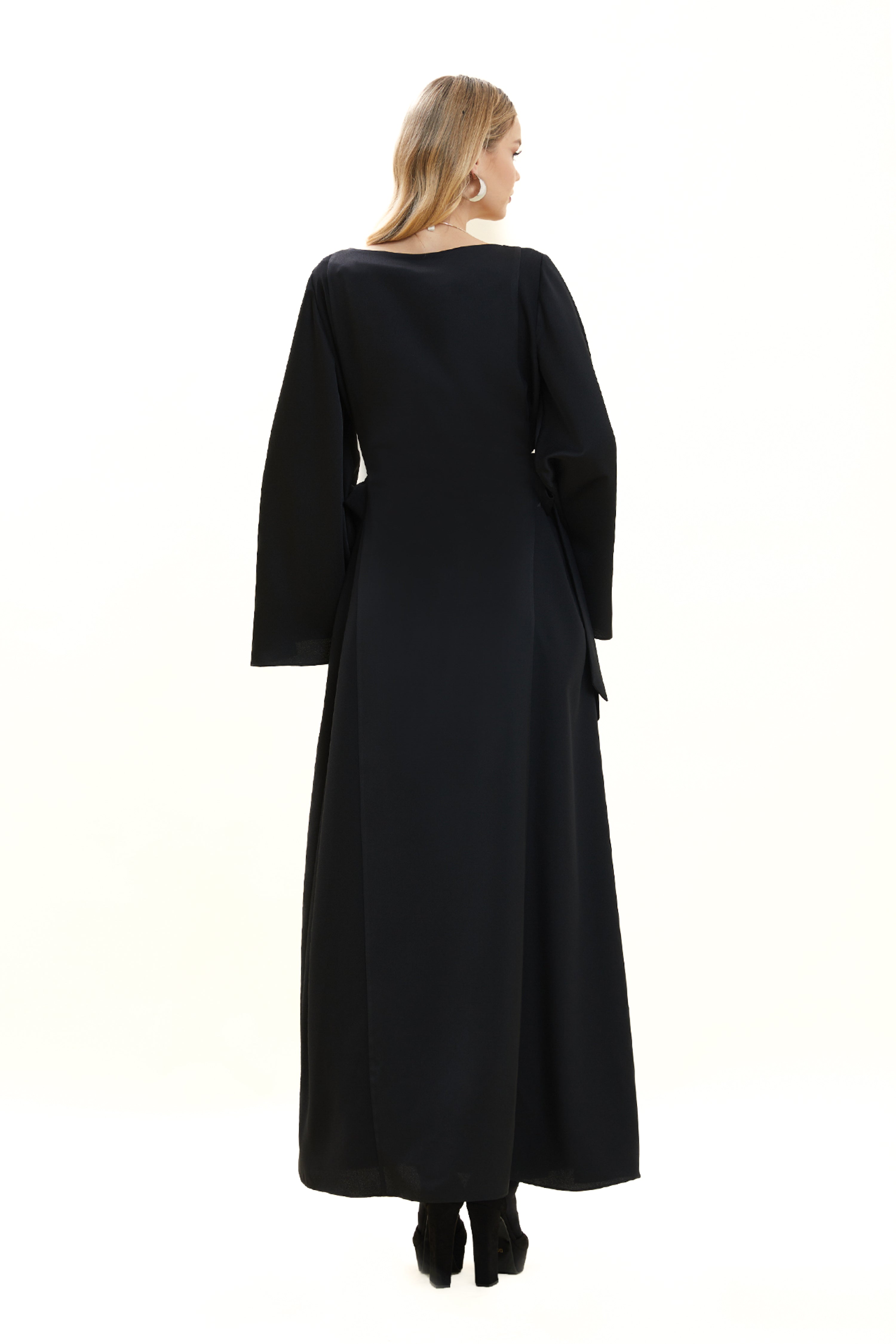 Avant-garde Crepe Dress with Necklace Accessory
