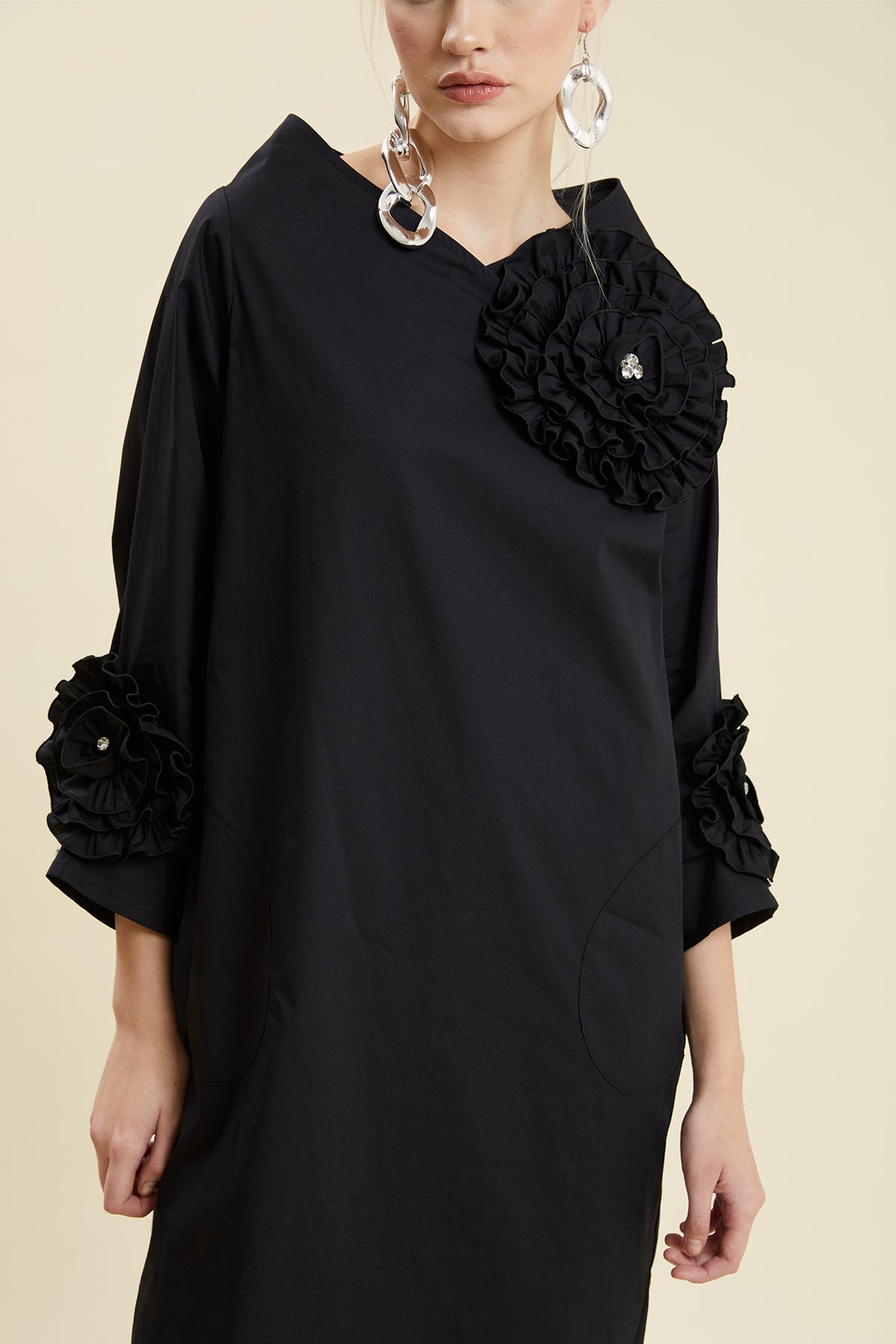 OVERSIZE ÇİÇEK DETAYLI CEPLİ ASİMETRİK ELBİSE