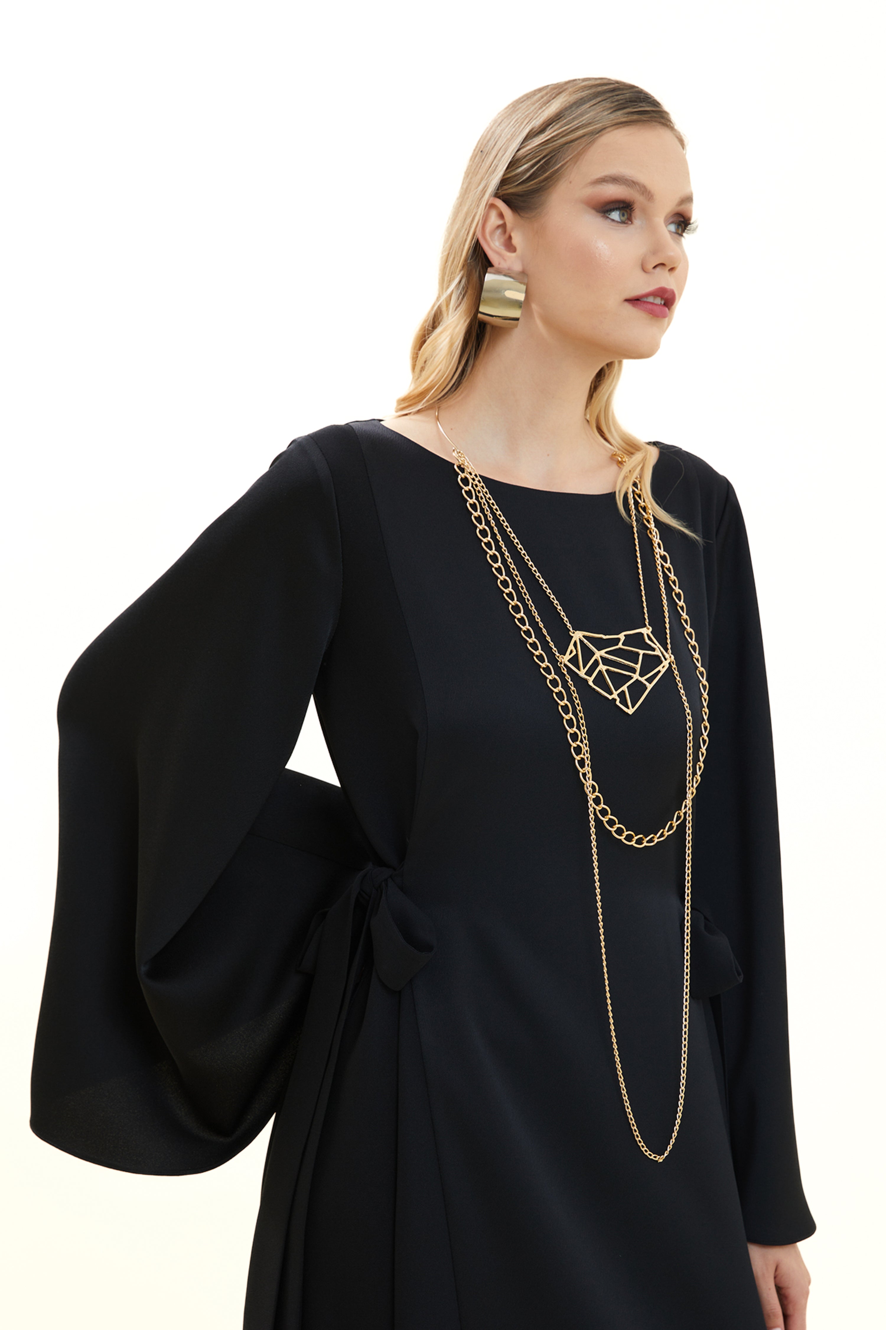 Avant-garde Crepe Dress with Necklace Accessory