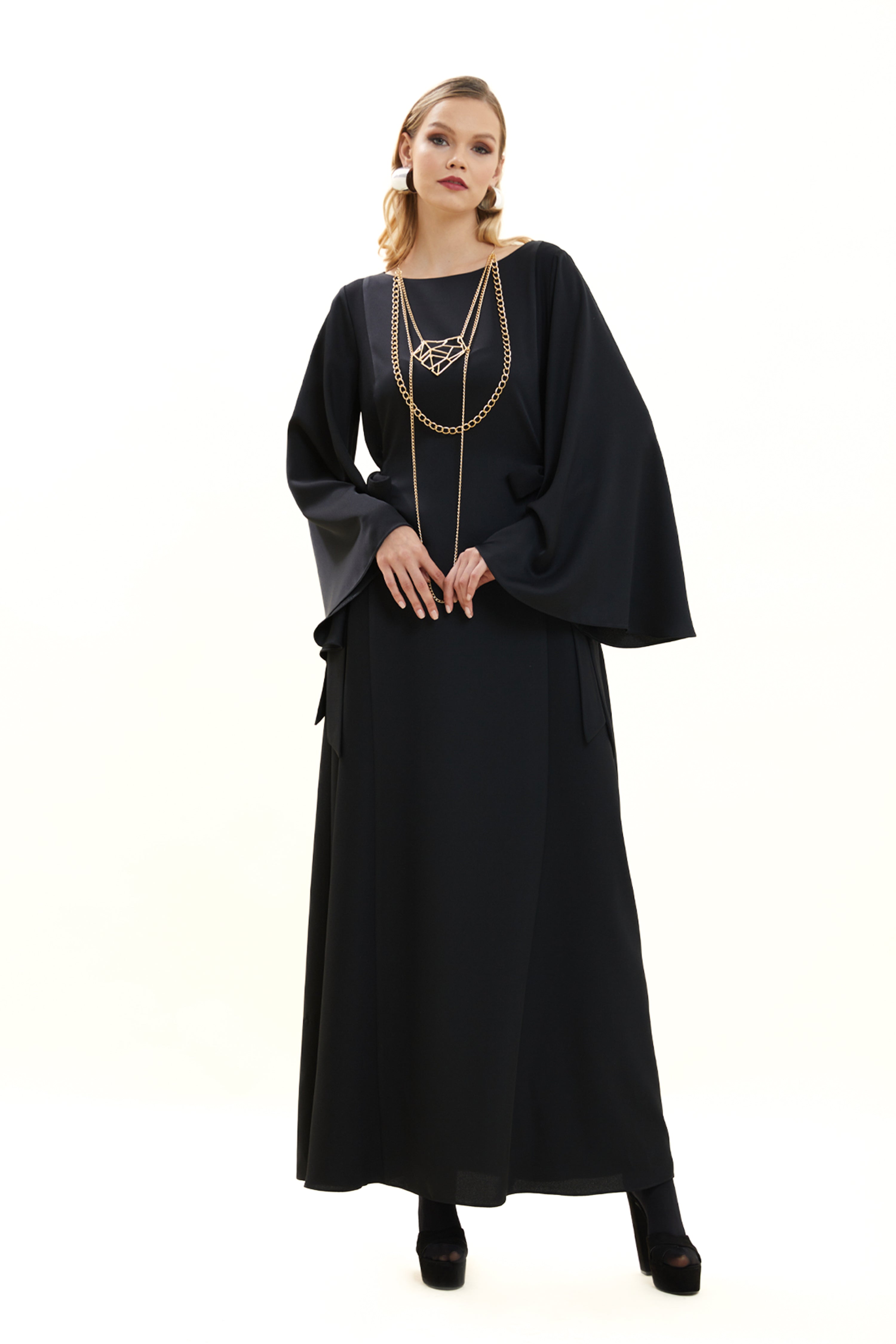 Avant-garde Crepe Dress with Necklace Accessory